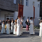 Ministranten beim Einzug in die Kirche