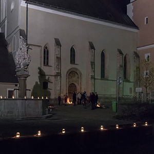 Nacht der 1000 Lichter erstmals auch in in der Pfarre Kirchdorf/Krems. Der Lichterweg begann am Kirchenplatz und führte durch die Kirche. Dort gab es mehrere Impuls-Stationen: Genussmeditation, Namensbänke wie Glaubensbank, Kraftbank, Gott-Sei-Dank-B