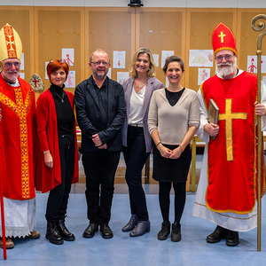 v.l.n.r.: Josef Alkin (Absolvent der Nikolausschule), Barbara Kreuzmayr-Rösslhumer (Mitbegründerin der Nikolausschule), Anton Achleitner (Begründer der Nikolausschule), Mayella Gabmann (Fachbereichsleiterin Generationen und Beziehung der Diözese Linz