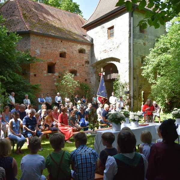 Fronleichnamsfest beim Torbogen Schloss Frauenstein