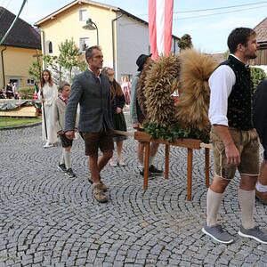 Einzug in die Pfarrkirche zum Festgottesdienst