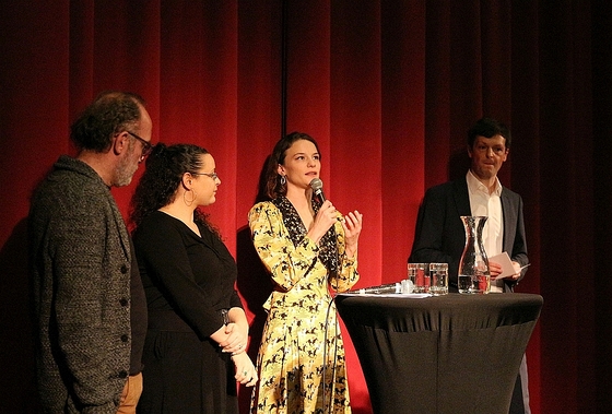Schauspielerin Valerie Pachner mit Schauspieler Karl Markovics, Nora Bruckmüller (OÖN) und Andreas Schmoller (Leiter Jägerstätter Institut KU Linz).