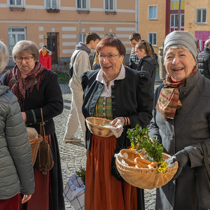 Beugerl werden am Kirchenplatz verteilt.