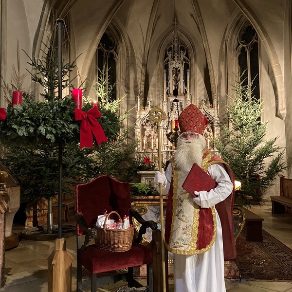 Nikolaus in der Kirche