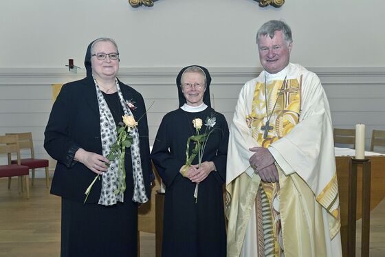 V. l.: Generaloberin Sr. Angelika Garstenauer (40-jähriges Professjubiläum), Sr. Antonia Rachbauer (25-jähriges Professjubiläum) und Bischof Manfred Scheuer