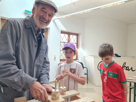 Maximilian Strasser mit Samuel und Leonidas / © Diözese Linz / Renate Enöckl Maximilian Strasser mit Samuel und Leonidas