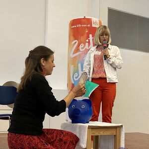 Die stellvertretenden Vorsitzenden Karin Limberger und Christa Steinbüchler sprechen nicht so gerne über Geld. Bei der Diözesankonferenz springen sie für die Frauen über ihren Schatten. 