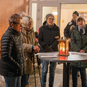 Die Katholische Frauenbewegung lud zur Adventfeier vor das Pfarrheim ein