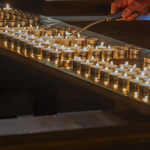 Frieden - Schalom war das Thema der Nacht der 1000 Lichter in der Pfarre Kirchdorf an der Krems. Bild: Kerzen anz?nden in der Pfarrkirche