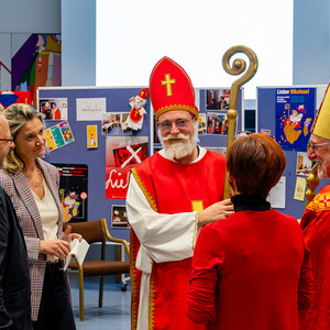 Absolvent*innen der Nikolausschule tauschen sich mit Anton Achleitner (li), Begründer der Nikolausschule, und Mayella Gabmann (2.v.li), Fachbereichsleiterin Generationen und Beziehung der Diözese Linz, aus.