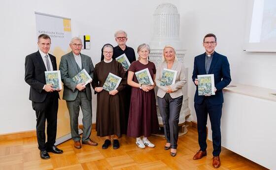 Gruppenfoto; Pr?sentation des Magazins 'INSPIRIERT' Im Anfang war das Bild. Das Lukas-Evangelium / © Diözese Linz / Johannes Kienberger v.l.: Mag. Andreas Hochmeir, stv. Superintendent der Evangelischen Kirche A. B. in Ober?sterreich; Dr. Johann Hintermaier, Bischofsvikar f?r Bildung, Kunst und Kultur; Sr. Barbara Lehner | Gesch?ftsf?hrerin und Generaloberin ?die elisabethinen linz-w