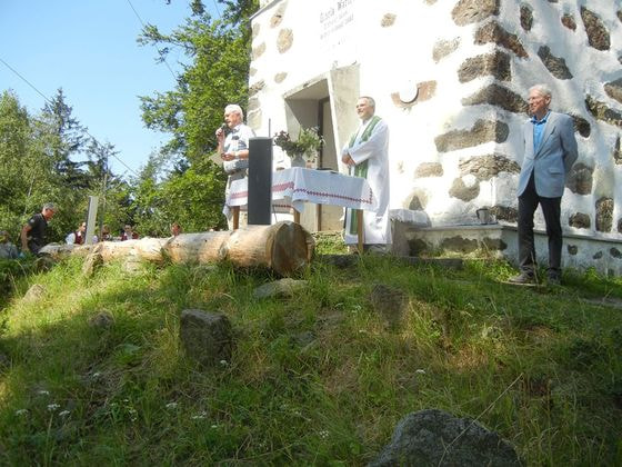 Organisator Hans Peter Haberfellner begrüßt die Mitfeiernden / © Hans Peter Haberfellner Organisator Hans Peter Haberfellner begrüßt die Mitfeiernden