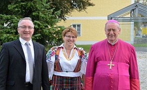 V. l.: Diakon  Ilija Knezevic mit seiner Gattin und Bischof em. Ludwig Schwarz