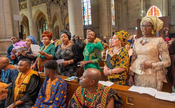 Musikalischer Beitrag der afrikanischen Gemeinde.Bischof Manfred Scheuer erhielt von den Volksgruppen landestypische Geschenke