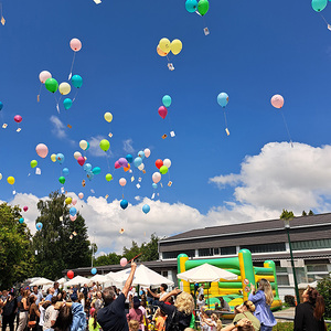 Die Kinder schickten bunte Grüße in den Himmel