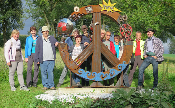 Start war beim Pfarrzentrum. Die Route ging über das Ganglkreuz zu den Sieben Wegen, dann weiter nach Kreuth und nach Obermoos. Bei den einzelnen Stationen wurde Halt gemacht und eine kleine Meditation gestaltet oder eine Lied gesungen. Der Weg ging 