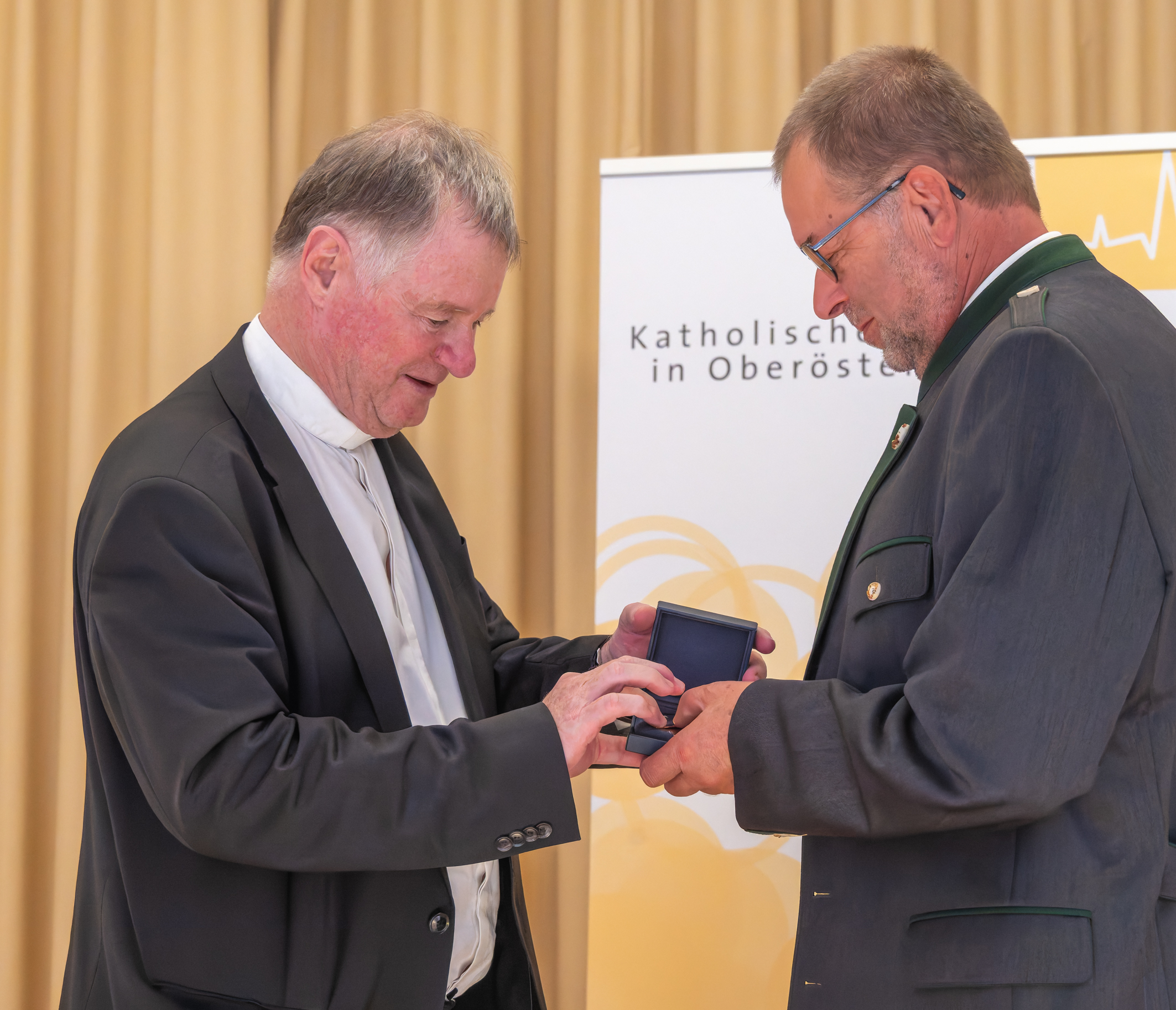 Am 26. September 2024 überreichte Diözesanbischof Manfred Scheuer im Linzer Priesterseminar an engagierte Christ:innen die Florian-Medaille und die Severin-Medaille. Diese diözesanen Ehrenzeichen sind ein Zeichen des Dankes und der Anerkennung für la