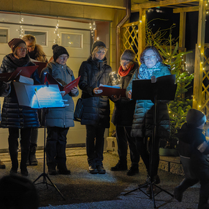 Lebendiger Adventkalender der Pfarre Kirchdorf an der Krems. Adventliche Besinnung - beten, singen und feiern. anschließend gemeinsam bei Tee wärmen und reden.Bild: bei Anna Hölzl