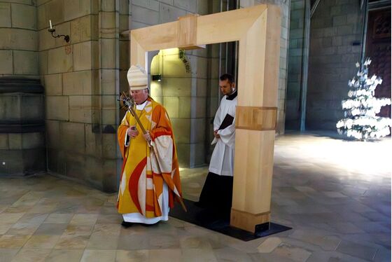 Bischof Manfred Scheuer durchschritt den Bogen, der als Symbol für das Heilige Jahr im Mariendom aufgestellt wurde.