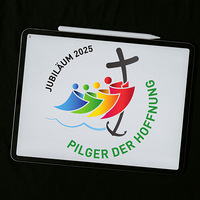 Logo des Heiligen Jahres auf einem Tablet