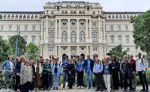Exkursion: 'Auf den Spuren von Dr. Johann Gruber': Gruppenbild vor dem historischen Justizpalast