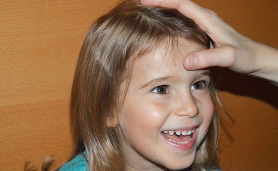 Kind wird gesegnet / © Katholische Jungschar/Kinderpastoral der Diözese Linz Kind wird gesegnet