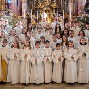 Bischof Manfred Scheuer mit den Ministrant:innen.