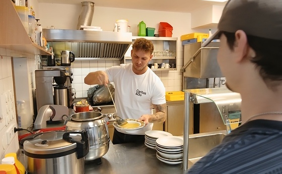 Patrick Hörtnagl, Leiter der Caritas-Wärmestube / © Caritas Wärme im Winter – auch zur Weihnachtszeit