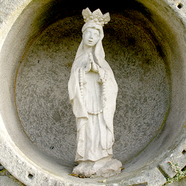 Steinmadonna im Granitbottich in Strich