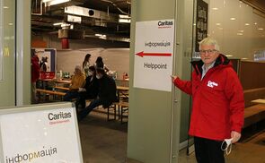 Caritas-Direktor Kehrer beim „Help-Point“ am Linzer Hauptbahnhof.