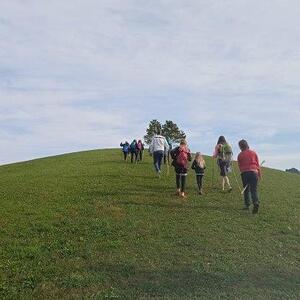 Familien auf dem Weg zur Alberer Höhe