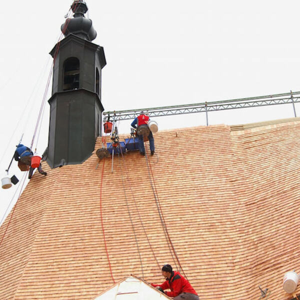 Außensanierung und Eindecken des Kirchendaches mit Lärchenschindeln