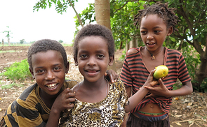 Äthiopische Kinder mit selbst gepfückter Frucht