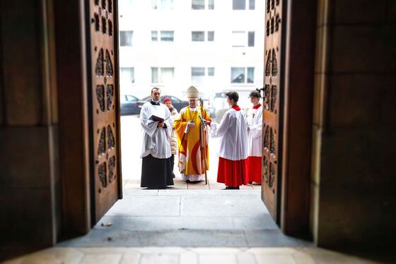 Bischof Manfred Scheuer eröffnete am Hauptportal des Mariendoms den Festgottesdienst zum Beginn des Heiligen Jahres