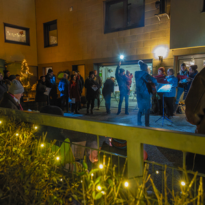 Lebendiger Adventkalender der Pfarre Kirchdorf an der Krems. Adventliche Besinnung - beten, singen und feiern. anschließend gemeinsam bei Tee wärmen und reden.Bild: bei Anna Hölzl