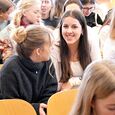 Beim TheoTag können sich Schüler:innen über  über die vielfältigen Ausbildungen und Berufe in der Diözese Linz informieren.
