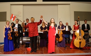 Der künstlerische Leiter Lui Chan mit der Sopranistin Eva-Maria Schmid (vorne) und der Festival Sinfonietta Linz                          