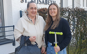 Caritas-Vorstandsmitglied Edith Bürgler-Scheubmayr mit Nicole Scheibenreif vom Pfarrcaritas-Kindergarten St. Elisabeth.