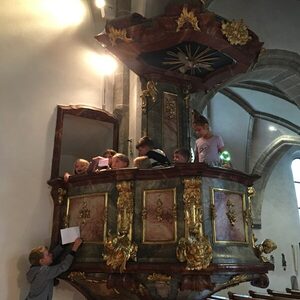 Kinder entdecken den Kirchenraum