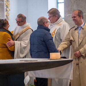 Alle Hauptamtlichen und Vertreter:innen der zwölf Pfarrteilgemeinden bekundeten mit Handschlag ihre Bereitschaft zur Zusammenarbeit. 