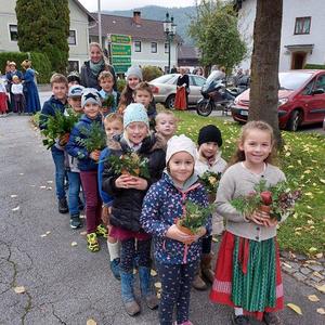 In der Volksschule wurden Ernteschalen gebastelt, die in der Kirche vor dem Altar Platz fanden.