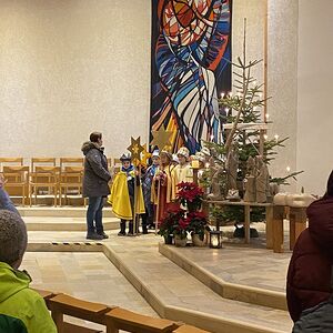 Einzug der Sternsinger:innen in die Kirche