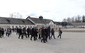 Ein Teil der Gruppe mit Bischof Manfred Scheuer auf dem Lagergelände von Dachau.