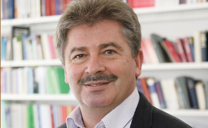 Univ.-Prof. Dr. Józef Niewiadomski lehrt Dogmatik an der Universität Innsbruck. 