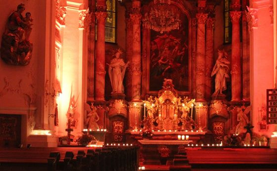 Die Pfarrkirche Suben bei der Nacht der Lichter