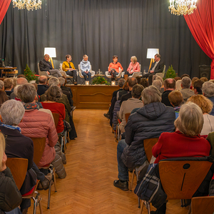 Superintendent Gerold Lehner, Doris Helmberger-Fleckl, SR Teresa Hieslmayr, Moderatorin Renata Schmidtkunz, Brigitte Gruber-Aichberger, Bischof Manfred Scheuer