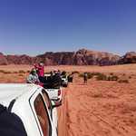 Mit 5 Jeeps fuhren wir tief in das Wadi Rum hinein.