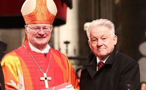 Bischof Manfred Scheuer und Josef Pühringer, damals noch amtierender Landeshauptmann, bei Scheuers Amtseinführung im Jänner 2016.