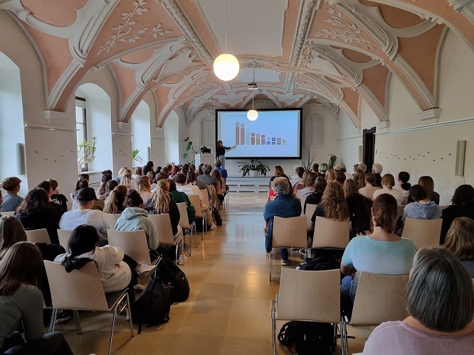 Schüler:innen der HLW Steyr bei einem Vortrag im Dominikanerhaus