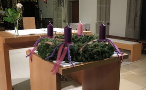                                Adventkranz in der Mitte der Ottnanger Kirche